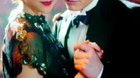 Svårt att engagera. "Being Julia" med Annette Bening och Shaun Evans är en kostymkomedi med stora problem att engagera. Foto: SF