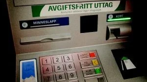 Uttag som kostar. Trots att det står avgiftsfritt uttag på uttagsautomaten vid butiken Willys får kunder i Tjustbygdens sparbank betala tio kronor per uttag.