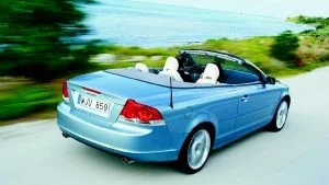 Ny Volvo. De första officiella bilderna på nya Volvo C70 släpps nu och visar en bil med ett tredelat plåttak som med en knapptryckning kan skifta från cabriolet till coupé.                                     Foto: Lennart Pettersson