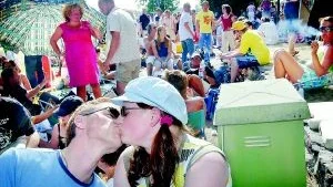 Puss! Nästan längst fram i kön utanför slottsruinen sitter Johan och Jessica Nilsson. De är vana Visfestivalbesökare och förlovade sig till och med under en festival för elva år sedan.