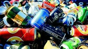 Inte pant, men miljöbelöning. Miljöstationen i Målserum är först i Sverige med att betala 50 öre styck för importerade aluminiumburkar. FOTO: MATILDA AHL