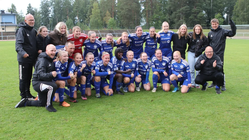 Segerjubel! DFK Värmbol säkrade avancemanget tilltrean iochmed segern på Tjejfotbollens dag.