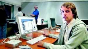 Polisfotograf blir digital. Martin Palm, fotograf hos Malmöpolisen var en av åtta polisfotografer från hela landet som avslutade sin digitala utbildning på Gamleby fotoskola i går. Tidigare har tre liknande kurser genomförts i Gamleby.   Foto: HANS BRANDIN