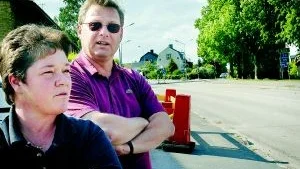 Har fått nog. "Tyvärr så inbjuder den här sträckan på S:ta Gertruds väg till att väldigt många trycker ner gaspedalen och flyger förbi", säger Eva Augustinsson och Ulf Göthberg.FOTO: MATILDA AHL