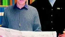 Läget under kontroll.  Claes-Göran Nilsson, underhållsingenjör, till vänster, och nättekniker Owe Pettersson på EON i Ankarsrum är lättade. Kvar finns bara tiotalet strömlösa kunder.  Foto: MARGARETA LJUNGBLAD