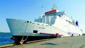 Inget kryssningsfartyg. Många privatpersoner har visat intresse för att åka över till Estland med färjan Via Mare som sedan några veckor trafikerar Västervik. Men färjan är en ren godsfärja och inte avsedd för passagerartransporter, berättar rederiets vd i Sverige, Satu Mattsson.  FOTO: ANDERS STEINER