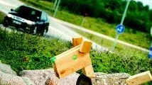 Renrasig. Rasen rondellhund har nu spridit sig från Östergötland till våra trakter. Detta exemplar har troligen sitt ursprung i Åtvidaberg och bor nu i rondellen vid infarten till Västervik, där den håller koll på trafiken. Foto: Matilda Ahl