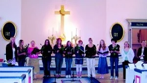 Unga körsångare. Fr.v. Cindy Brüggeman, Sara Lind, Linnea Astvall, Emma Sandin-Lönn, Julia Wingerstad, Desirée Johansson, Elin Skog, Malin Hugosson, Josefin Björkman, Louisa Pern- Yngve och körledare Sofia Gustafsson.