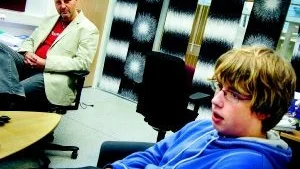Inget elevstyre. Mats Grumert, rektor, och Anders Carling, elev, sitter båda med i Teknikprogrammets styrelse där elever är i majoritet. Nu har regeringen beslutat att sätta stoppa för elevstyrda gymnasium. Synd, tycker Anders Carling. Foto: Anders Steiner