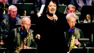 Kraftfullt. Babben Larsson i full kraft tillsammans med Söderköpings Storband på lördagens lkonsert i Bryggaren. De två bandmedlemmarna som sitter närmast henne är tenorsaxofonisten Paul Ericson till vänster (även framträdande solist)och altsaxofonisten Anders Jansson till höger.   Foto :ANDERS STEINER