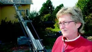 Pensionärsgranne. Susanne Johansson har lärt sig mycket om trädgårdsskötsel av grannarna som är pensionärer. Foto: Anders Liljegren