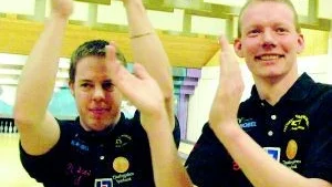 Hoppas få jubla. Mikael Liljeqvist, till höger, lagkompisen Kalle Berggren hoppas på söndag få fira att Domino vunnit SM-guld. Foto: ANDERS LILJEGREN