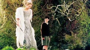 Blek väntan. Tilda Swinton som häxan och Skandar Keynes som Edmund i den första "Narnia"-filmen. Den på flera sätt iskalla Swinton är filmens stora behållning; den lever bara när hon är i bild. Foto: Buena Vista