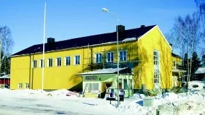 Nyrenoverat. Tilltalande och inbjudande och snart klart, badande i februarisol, nyrenoverade Gunnebo Folkets Hus
