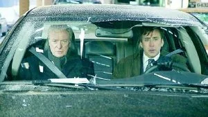 Fäder och söner. Michael Caine och Nicolas Cage har en ansträngd relation i tungt galghumoristiska "Weather man".Foto: Sony