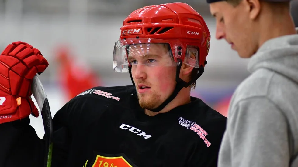 Ludvig Wallin gör återkomst i ESK Hockey mot Vallentuna.