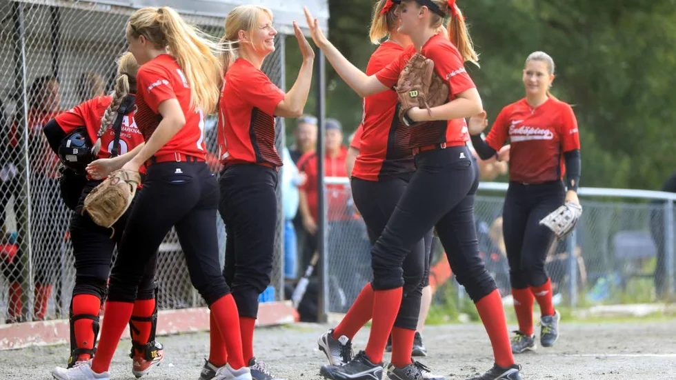 Ett bra år för Enköpingssoftboll. som vann SM-silver. Lindsey Cassidy blev till årets pitcher och Samantha Gyerman till bästa offensiva spelare i Softbollserien.
