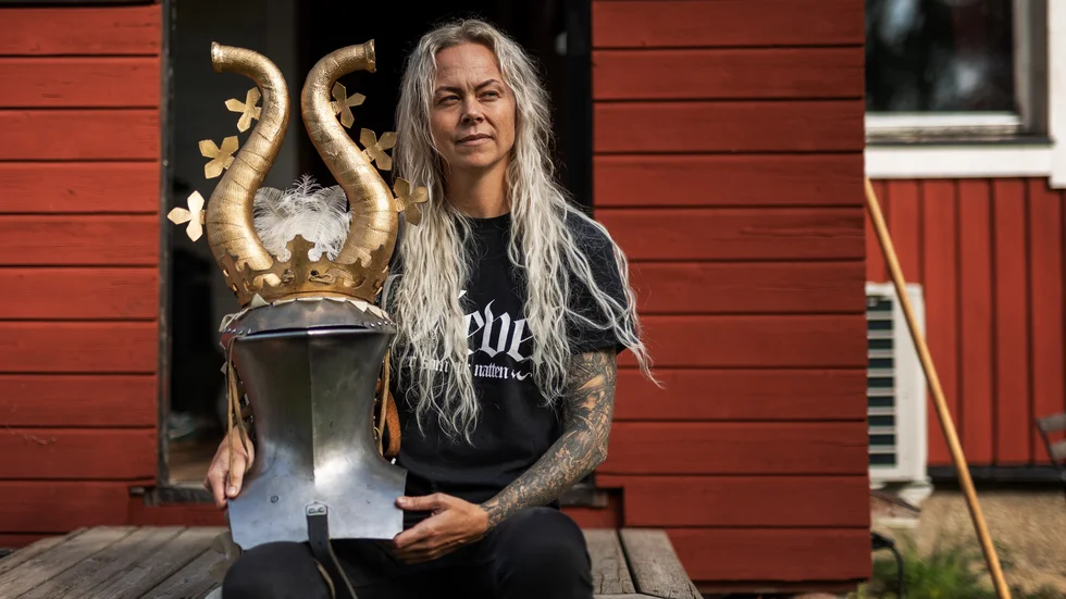 Första gången Caroline Andersson tävlade i joust fick hon hoppa in istället för en norrman. Hon var en underdog från tornerspelsvärlden och fastnade direkt. ”Jag hade inget att förlora, var inte nervös och vann. Det var skitroligt”. 