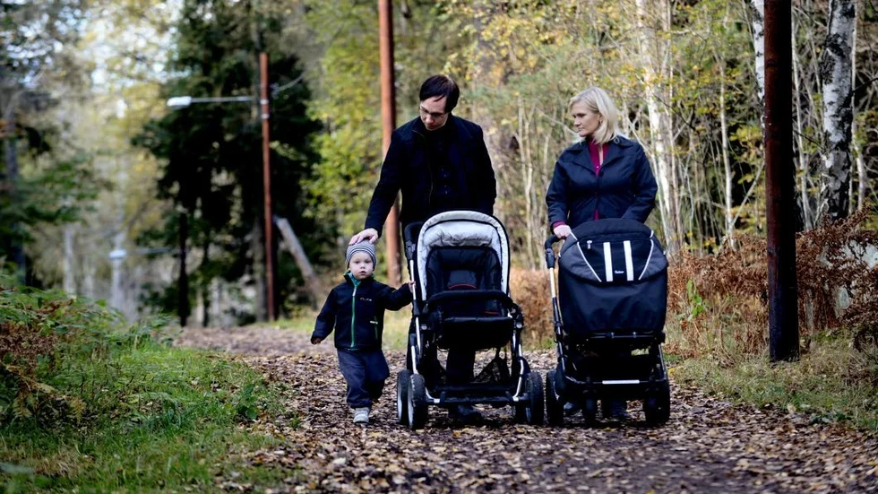 FAMILJ. Föräldrarna bör själva få bestämma hur de ska ta ut sin ledighet.