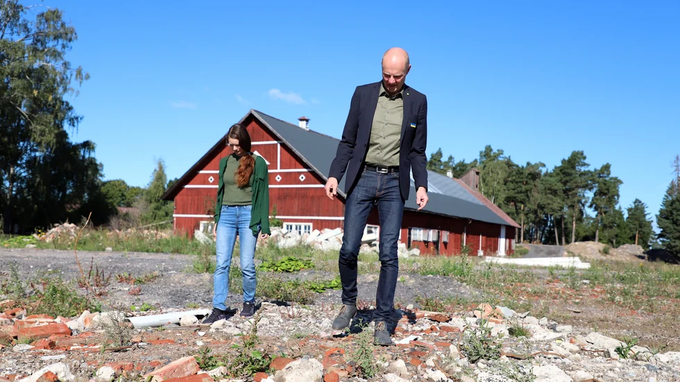 Rebecka Le Moine (MP) och Gunnar Gustafsson (MP) på fältet utanför Linköping där kommunen kräver en omfattande sanering.