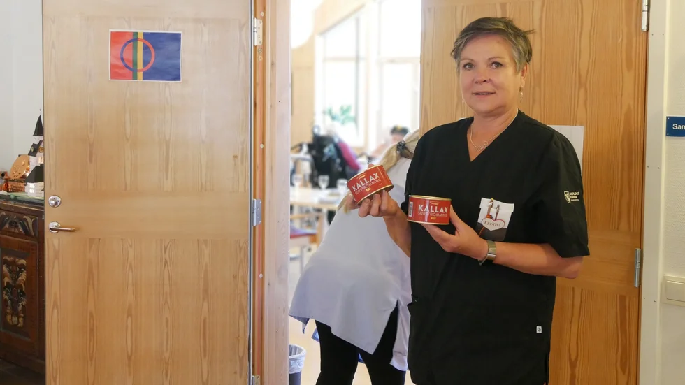 Till fredagens lunch dukades det fram surströmming till boende på Vaukagården och Tallbacken. Kristina Unnes var en av flera ur personalen som genomförde surströmmingskalaset. 