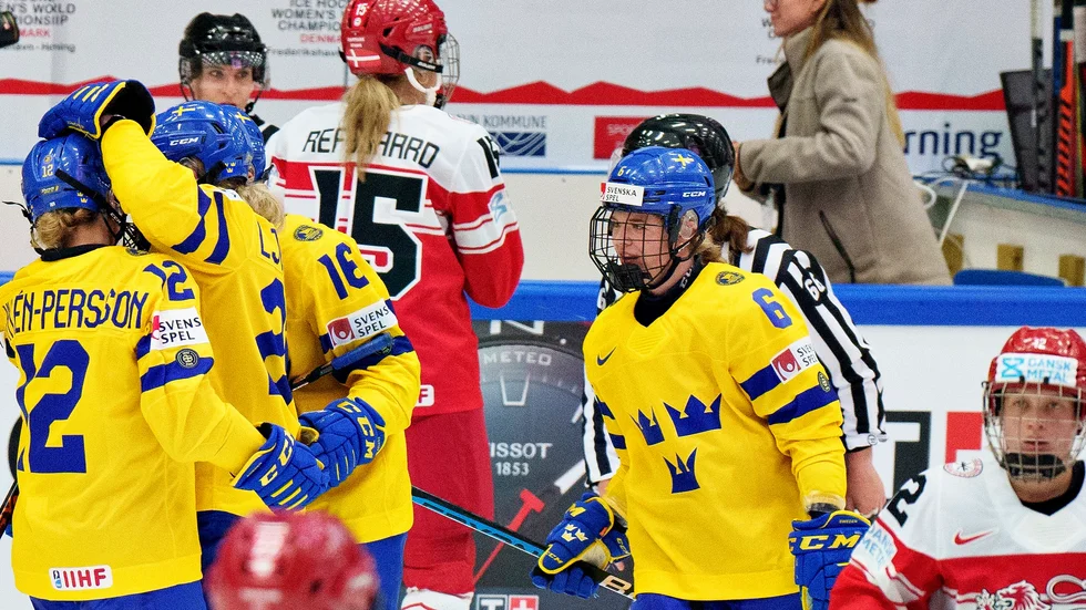 17-åriga backen Mira Jungåker (6) slog igenom i sin VM-debut med tre passningspoäng i segermatchen över Danmark.