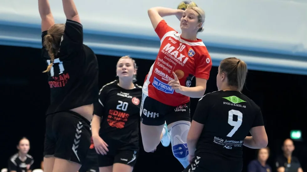 Amelie Tapper laddar och sätter 6-2 för EHF i matchen som laget vann med uddamålet, 20-19.