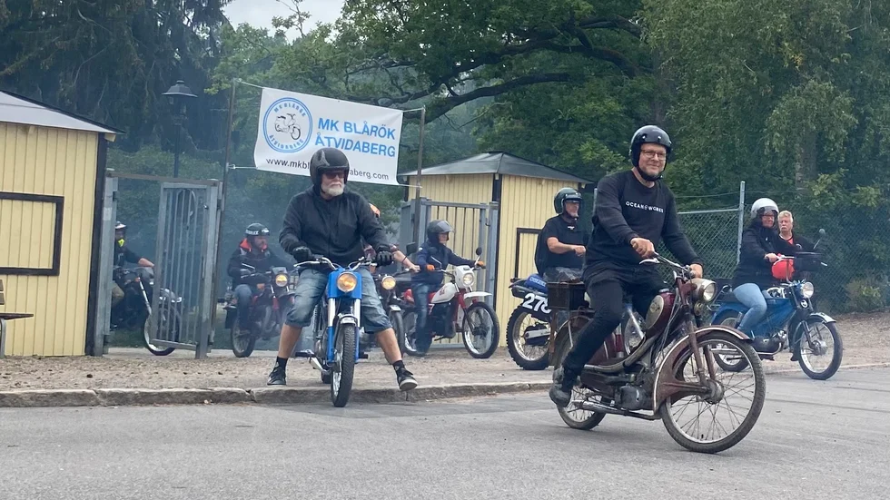 Starten på mopedrallyt utgår alltid från Folkets Park innan föråkaren leder deltagarna i en kortege via Stora torget för att sedan släppa dem fria att köra dagens sträcka om 8 mil.