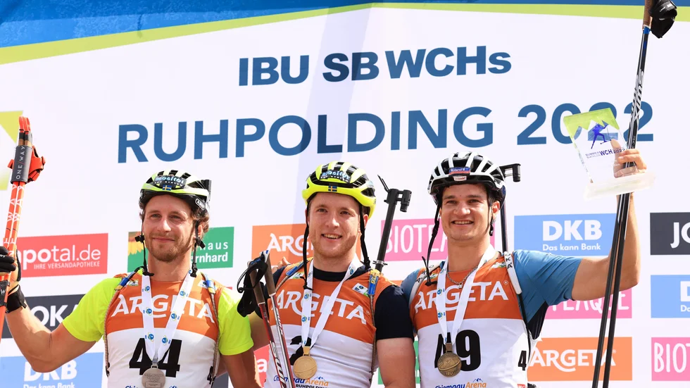 Här är pallen i sprinttävlingen i VM i rullskidskytte: Tvåan Peppe Femling, segraren Sebastian Samuelsson och trean Niklas Hartweg, Schweiz.