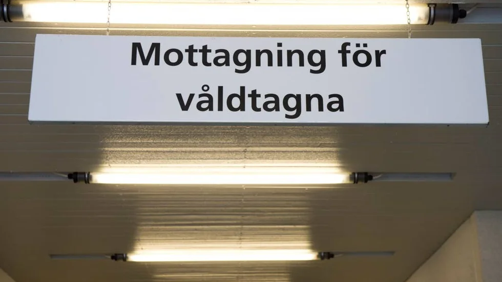 Moderaterna vill stärka polisens utredningsverksamhet för sexualbrott, skriver Johan Forssell och Marta Obminska.  Bilden föreställer kutmottagningen för våldtagna på Södersjukhuset i Stockholm.