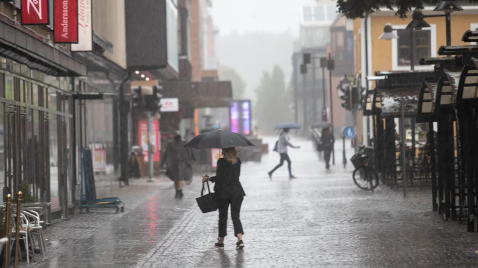 Det kraftiga snöfallet kommer att bytas ut mot regn och slask i Linköping och Östergötland under den kommande veckan.