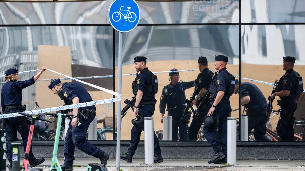 Poliser med förstärkningsvapen på plats utanför köpcentret Emporia i Malmö efter dödsskjutningen den 19 augusti. Arkivbild.