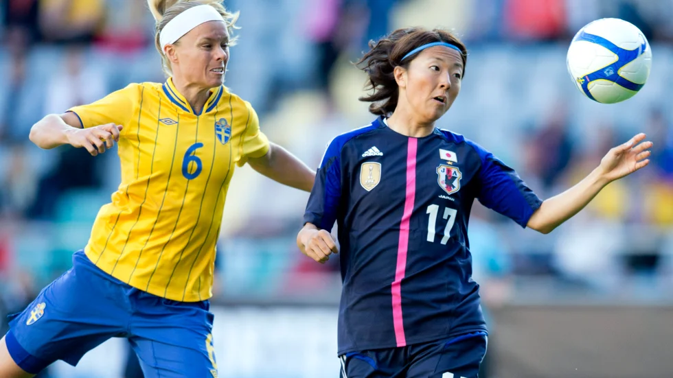 Sveriges Sara Thunebro och Japans Yuki Nagasato i kamp om bollen i en match i trenationsturneringen som spelades på Gamla Ullevi i Göteborg 2012. Arkivbild.
