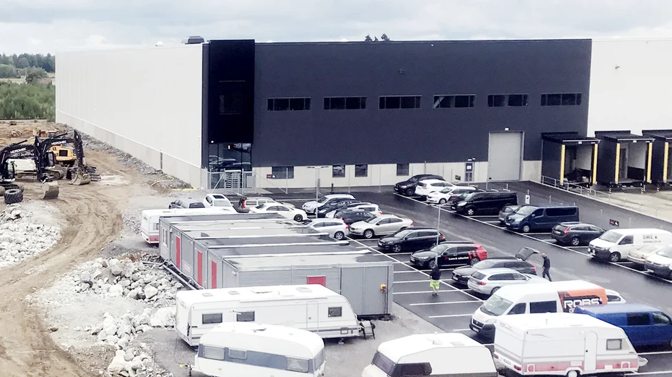 På Kuehne Nagels nya lager i Eskilstuna logistikpark i Kjula jobbas det febrilt med att iordningställa Amazons nya Sverigelager som väntas tas i bruk under september eller oktober.
