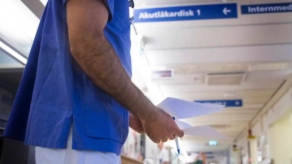 Att ens prata om nedläggning av sjukhus gör regionpolitiker skraja. Men något måste göras åt regionens ekonomi.