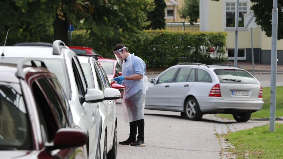 De sista bemannade provtagningsstationerna i länet, utanför de tre sjukhusen, har monterats ner. Längre ringlade köerna med bilar sig långa, som här vid Nyköpings lasarett.