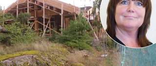Rivning av lyxhuset kan bli dyr för kommunen