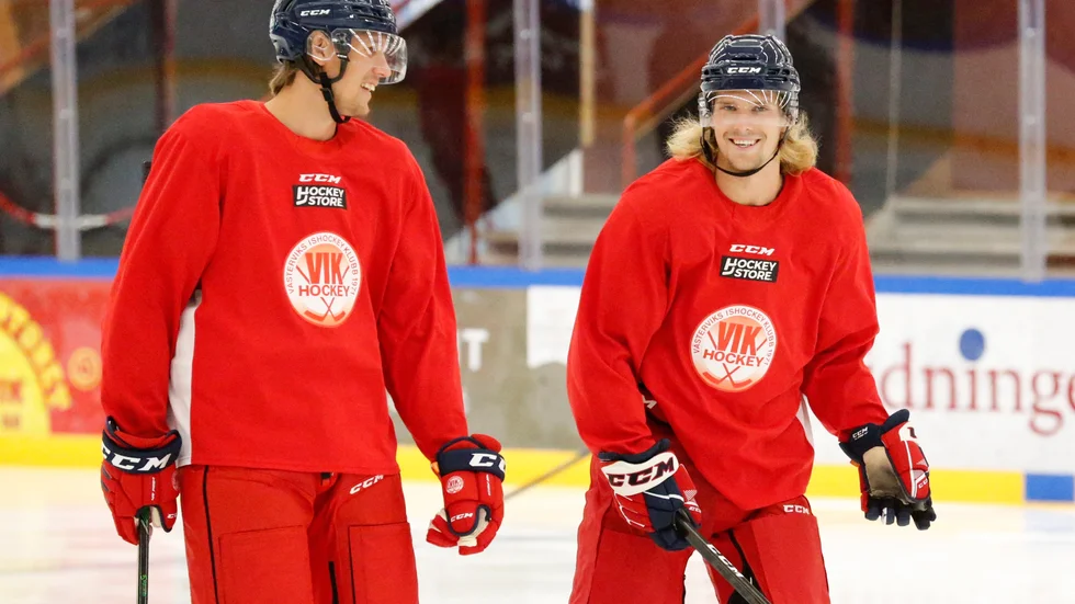 Axel Jonsson-Fjällby, till höger, i samspråk med Viktor Liljegren under sin hans första träning med VIK.