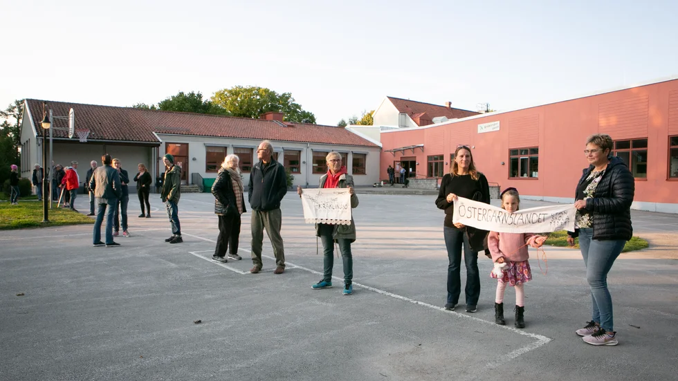Drygt 100 personer från hela Östergarnslandet slöt upp för att protestera mot att Kräklingbo skola läggs ner genom att bilda en ring kring hela skolan.