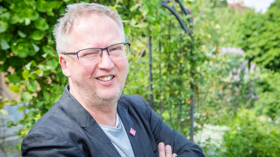 Mats Hermansson, under tolv år kyrkoherde i Visby domkyrkoförsamling, ger i dagarna ut debutromanen "Farsan", om uppväxten i en dysfuntionell familj.