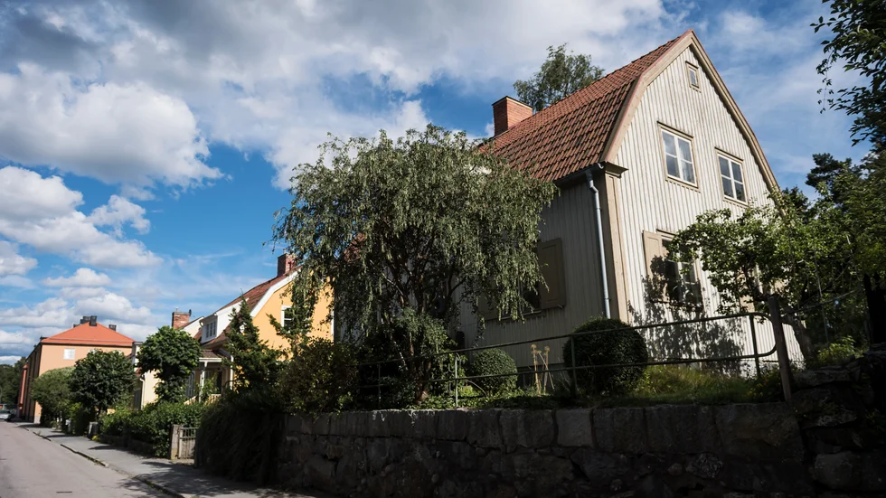 Tycker det är märkligt att du inte själv förstår att inte slänga kladdiga sopor i din soptunna och att du heller inte gör rent soptunnan ibland. Skriver insändarskribenten i ett svar på insändare.