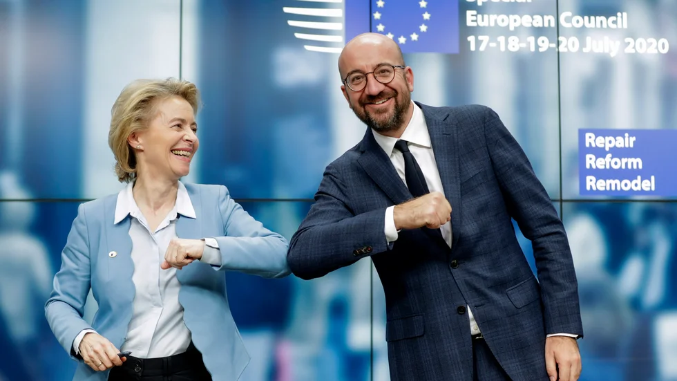 Glada miner visade EU-kommissionens ordförande Ursula von der Leyen och permanente rådsordföranden Charles Michel efter budgetuppgörelsen i somras. Nu gäller det också att få EU-parlamentet med på bollen. Arkivfoto.