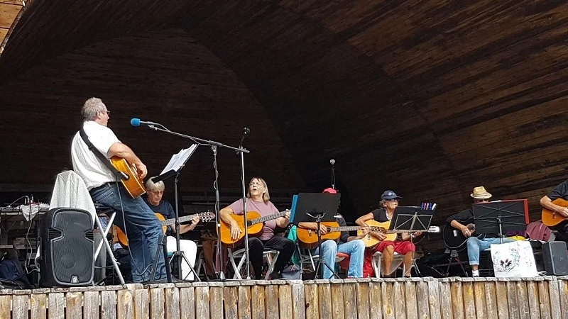 Våra medlemmar spelar gitarr och sjunger under ledning av Matti Vuorinen vid Lojsta slott