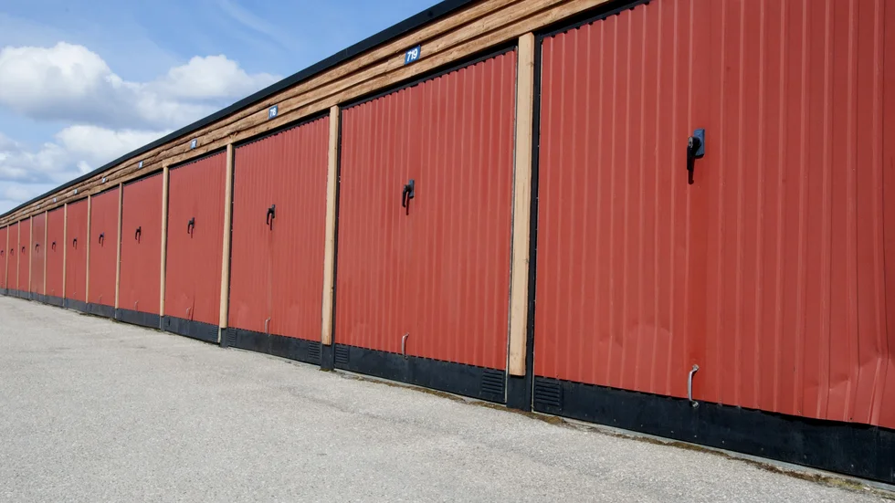 En Motalabo i 50-årsåldern är misstänkt för olovlig alkoholförsäljning i sitt garage. Garagelängan på bilden har ingen koppling till händelsen.