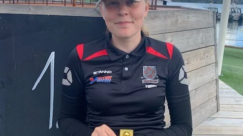 Nyköpingstjejen Fanny Eriksson tog JSM-guld vid helgens tävlingar ute på Jungfrusund på Ekerö. Det på underlaget MOS som är det som används mer och mer i bangolfssporten.