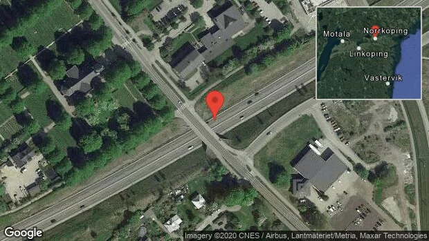 Personbil står still på E22