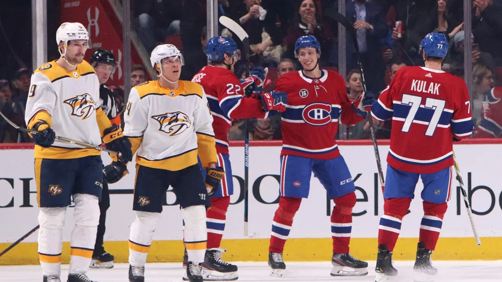 Lukas Vejdemo i Montreals tröja efter ett mål i NHL.
