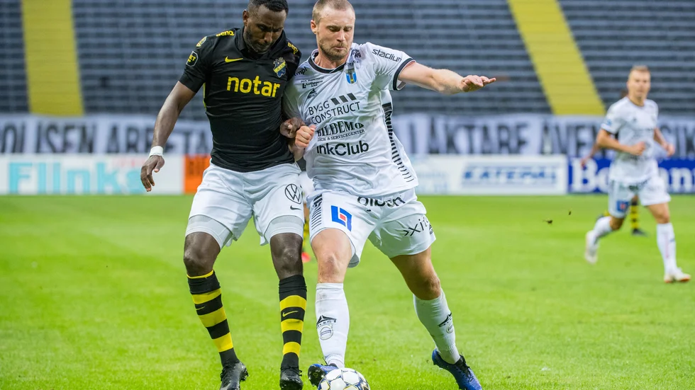 Daniel Jarl i duell med Henok Goitom när Sirius mötte AIK i juli. 