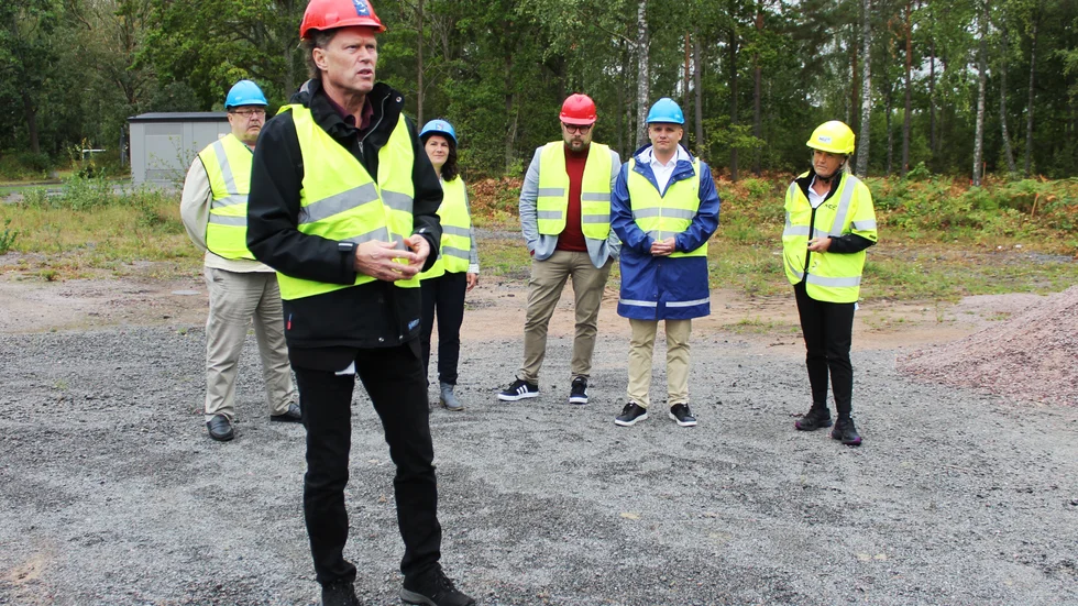 Nu är byggnationen igång. Från vänster: Veikko Kärki, Sven-Åke Lindberg, Christine Andersson, Dan Nilsson, Marcus Fridlund och Helena Larsson (NCC).