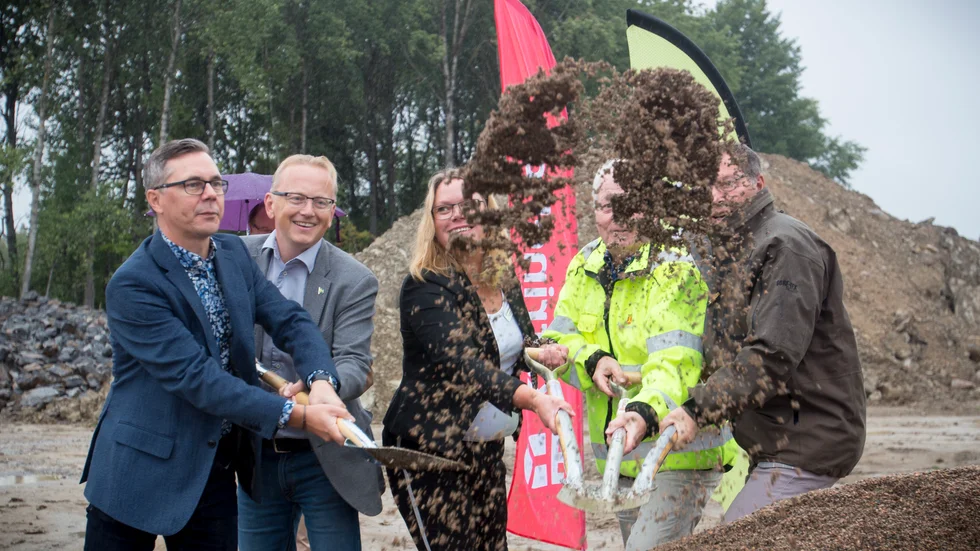 De tog första spadtaget: skolpolitikern Johan Söderberg, KFAB:s ordförande Fredrik Olovsson, Östra skolans rektor Ida Peterzén, kommunstyrelsens ordförande Göran Dahlström samt hans vice Christer Sundqvist (M).